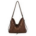 Borsa a tracolla marrone scuro minimalista con mix di materiali e dettaglio a fiocco - Marrone