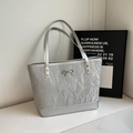 Silberne Tragetasche mit plissierter Textur und eleganter Metallschleife für Damen - Silber