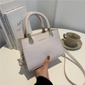 Modische lavendelfarbene Handtasche mit Krokodilledermuster und gewebtem Griff - Weiß
