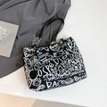 Schwarze Canvas-Beuteltasche mit Graffiti-Prints und Leder-Ketten-Schultergurten - Ohne Anhänger / Schwarz