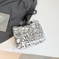 Weiße Canvas-Tasche mit schwarzen Graffiti-Prints und Leder-Ketten-Schultergurt - Ohne Anhänger / Weiß