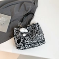 Borsa a secchiello in tela nera con stampe graffiti bianche e ciondolo a nuvola - con portachiavi / Nero
