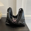 Bolso hobo negro brillante con bordado de mariposa rosa y correa de cadena metálica - Negro