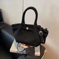 Mattschwarze Beuteltasche mit goldenem Verschluss und eleganten Trapezfalten - Schwarz