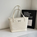 Beige Shopper-Tasche mit plissierter Ledertextur und silbernem Schleifenanhänger - Gebrochenes Weiß
