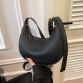 Elegante borsa a mezzaluna in pelle litchi nera con finiture dorate e tracolla - Nero