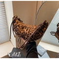 Modische Croissant-Tasche mit Leopardenmuster, gewebtem Griff und mattem Vintage-Look - Leopardenbraun