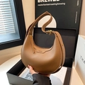 Borsa hobo in pelle marrone con grana litchi e tracolla regolabile dorata - Marrone