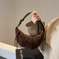 Vintage dunkelbraune Halbmondtasche aus Wildleder mit Knotendetail und Lederquaste - Kaffeebraun