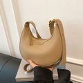 Borsa a sella a mezzaluna beige in pelle martellata con tracolla larga - Cachi