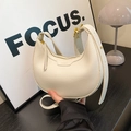 Borsa hobo minimalista in pelle martellata bianco crema con tracolla regolabile e oro - Bianco