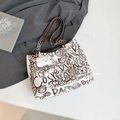Borsa tote bianca con graffiti, tracolla in pelle marrone e ciondolo a nuvola - con portachiavi / Marrone