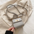 Mini sac à main gris clair avec gaufrage crocodile, fermoir doré et bandoulière - Kaki