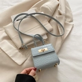Mini sac à main bleu clair effet crocodile avec fermoir doré et bandoulière amovible - Bleu