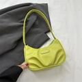 Sac croissant vert citron plissé avec étiquette mode et fermeture éclair sur fond neutre - Vert