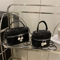 Elegantes bolsos de terciopelo acolchado negro con dijes de camelia y cadena plata - Negro