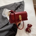 Sac baguette rétro bordeaux avec texture froissée brillante et fermoir doré - Bordeaux