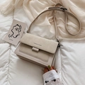 Minimalistische beige Umhängetasche mit Wildleder-Textur und verstellbarem Gurt - Weiß
