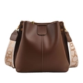 Sac seau en cuir marron foncé avec rivets dorés et large bandoulière tissée tendance - Café