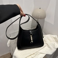 Klassische schwarze Leder-Halbmondtasche mit goldenem Verschluss und Tragegriff - Schwarz