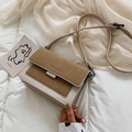 Minimalistische beige-braune Umhängetasche in Matt-Optik mit verstellbarem Riemen - Khaki