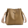 Sac seau kaki en cuir mat doté d'une large bandoulière à motifs géométriques tissés - Vert Thé