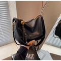 Détail du sac demi-lune en cuir noir avec bandoulière à billes dorées et zip - Noir