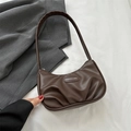 Sac hobo marron en forme de demi-lune avec cuir plissé et détail étiquette mode - Marron