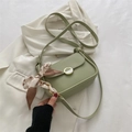 Borsa a spalla verde matcha con fibbia dorata e foulard floreale su blazer bianco - Verde
