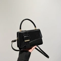 Elegante borsa a mano quadrata in pelle verniciata nera con fibbia grande e oro - Nero
