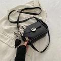 Elegante borsa a tracolla nera con fibbia in metallo e raffinato foulard in seta - Nero