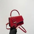Elegante borsa a tracolla in vernice rossa con fibbia quadrata e dettagli oro - Rosso