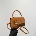 Elegante borsa quadrata in pelle lucida marrone caramello con fibbia dorata - Marrone
