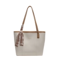 Bolso tote grande blanco roto con borde marrón y detalle de pañuelo rosa a rayas - Blanco Roto