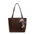 Bolso tote de cuero sintético marrón oscuro con costuras en contraste y accesorio de pañuelo - café