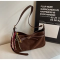 Detailaufnahme der braunen Wildledertasche mit Lederschleife und goldenem Verschluss - Kaffeebraun