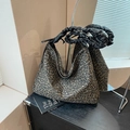 Borsa hobo retrò con stampa leopardata e manico scrunchie nero dal design rilassato - Stampa leopardata