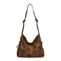 Borsa tote alla moda con stampa leopardata e spalline marroni annodate su sfondo bianco - Marrone