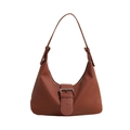Bolso bajo el brazo marrón retro con textura plisada y hebilla plateada en fondo blanco - Marrón