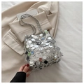 Detailansicht der silbernen Pailletten-Beuteltasche mit großen Schuppen und Metallkette - Silber