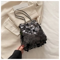 Detail der schwarzen Pailletten-Eimertasche mit Kettenriemen und glitzernder Oberfläche - Schwarz