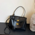 Minimalistische schwarze Schultertasche aus weichem Leder mit goldenen Drehverschlüssen - 2329 Schwarz