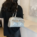 Silberne Boston Tasche aus Ölwachs-Leder als Schultertasche in minimalistischem Design - Silber