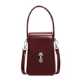 Bolso bandolera trapezoidal brillante rojo vino retro con cierre metálico sobre blanco - Rojo
