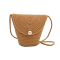 Mini borsa a secchiello in paglia intrecciata naturale con bottone di perla e tracolla - Fibbia con Perla Grande Minimalista / Cachi