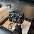 Borsa a tracolla trapuntata nera con catena, sfera metallica e manico superiore - Nero