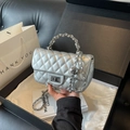 Borsa a tracolla trapuntata argento con catena e decorazione a sfera metallica - Argento
