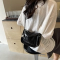 Glänzende schwarze Kettenschultertasche mit silbernem Metallball und Modeschild - Schwarz