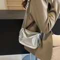 Silberne Umhängetasche mit Kette und Kugelanhänger im modernen metallischen Stil - Silber