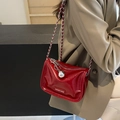 Modische rote Lackledertasche mit Silberkette und glänzendem Metallkugel-Anhänger - Burgunderrot